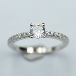 Anillo con Circonia